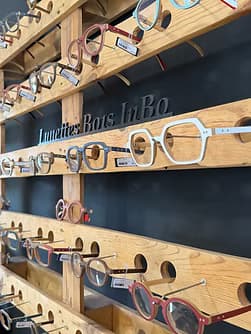 Intérieur du magasin avec sélection de montures